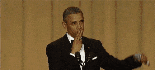 le président barak obama lache son micro en embrassant ses doigts