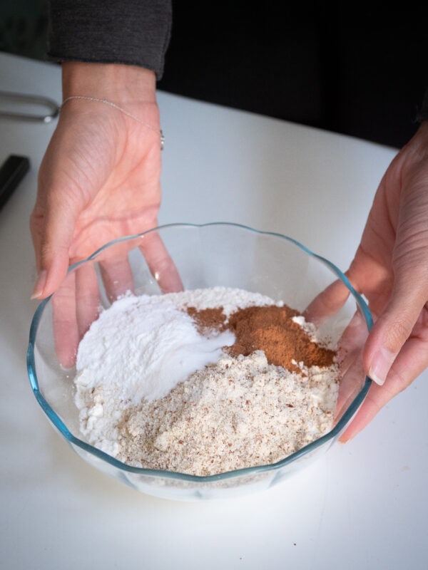 dans un autre saladier mélanger la farine la poudre d'amande les epices le sel levure chimique et bicarbonate