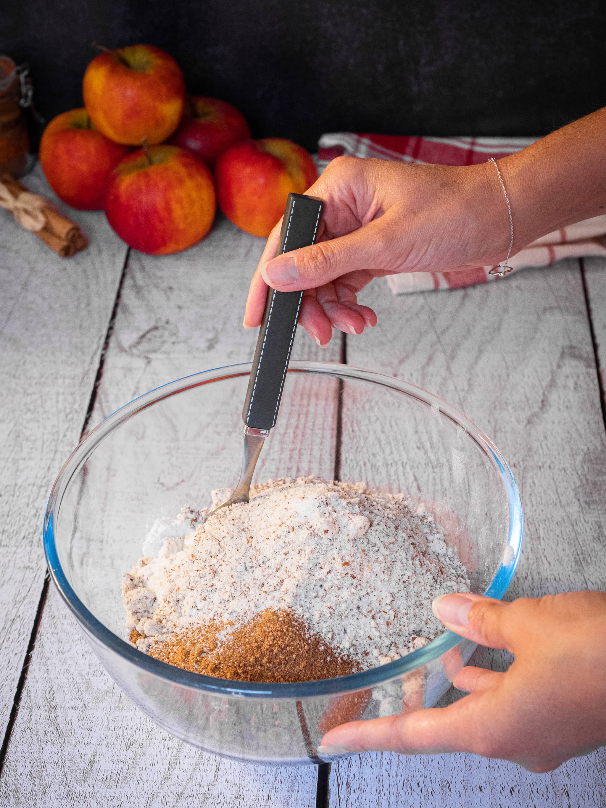 remuer le mélange de farine sucre de coco poudre d'amande