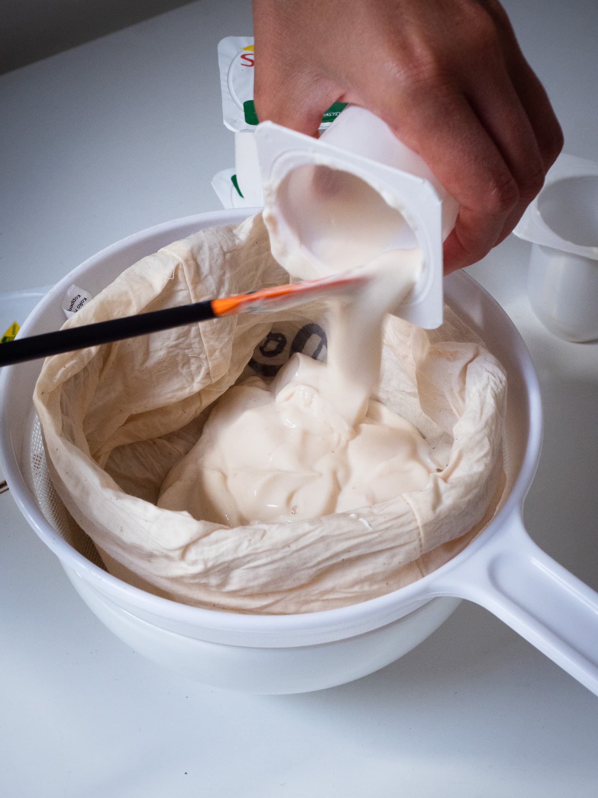 verser les yaourts au soja dans le sac à lait végétal