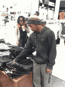 un homme est surpris en regardant le prix d'un pantalon