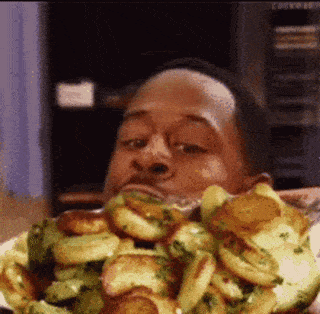 une personne fait les gros yeux plein d'envie devant une salade de pommes de terre
