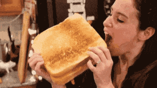 une femme croque dans un toast géant
