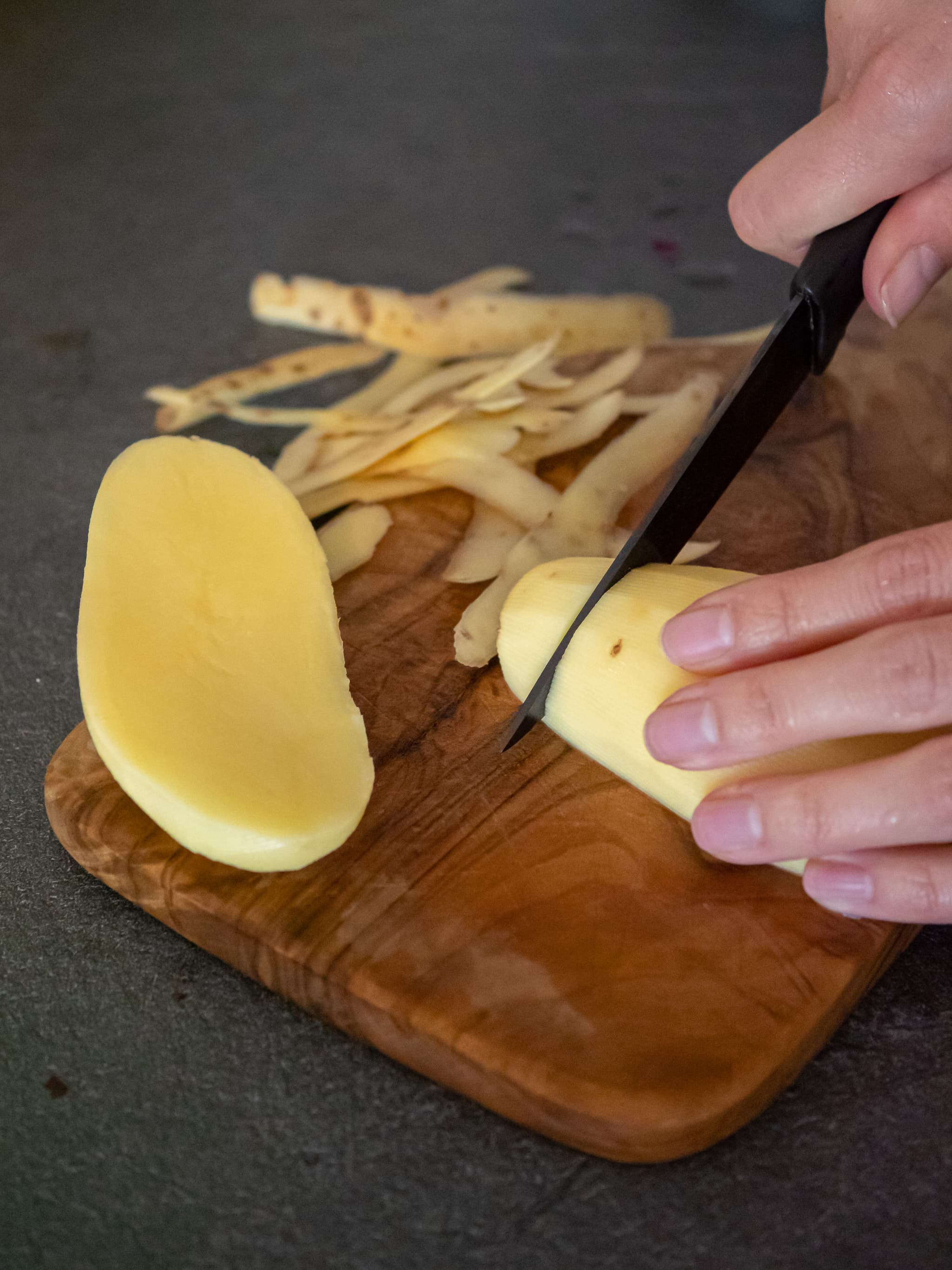 soupe de butternut etape 2 couper les pommes de terre en cube