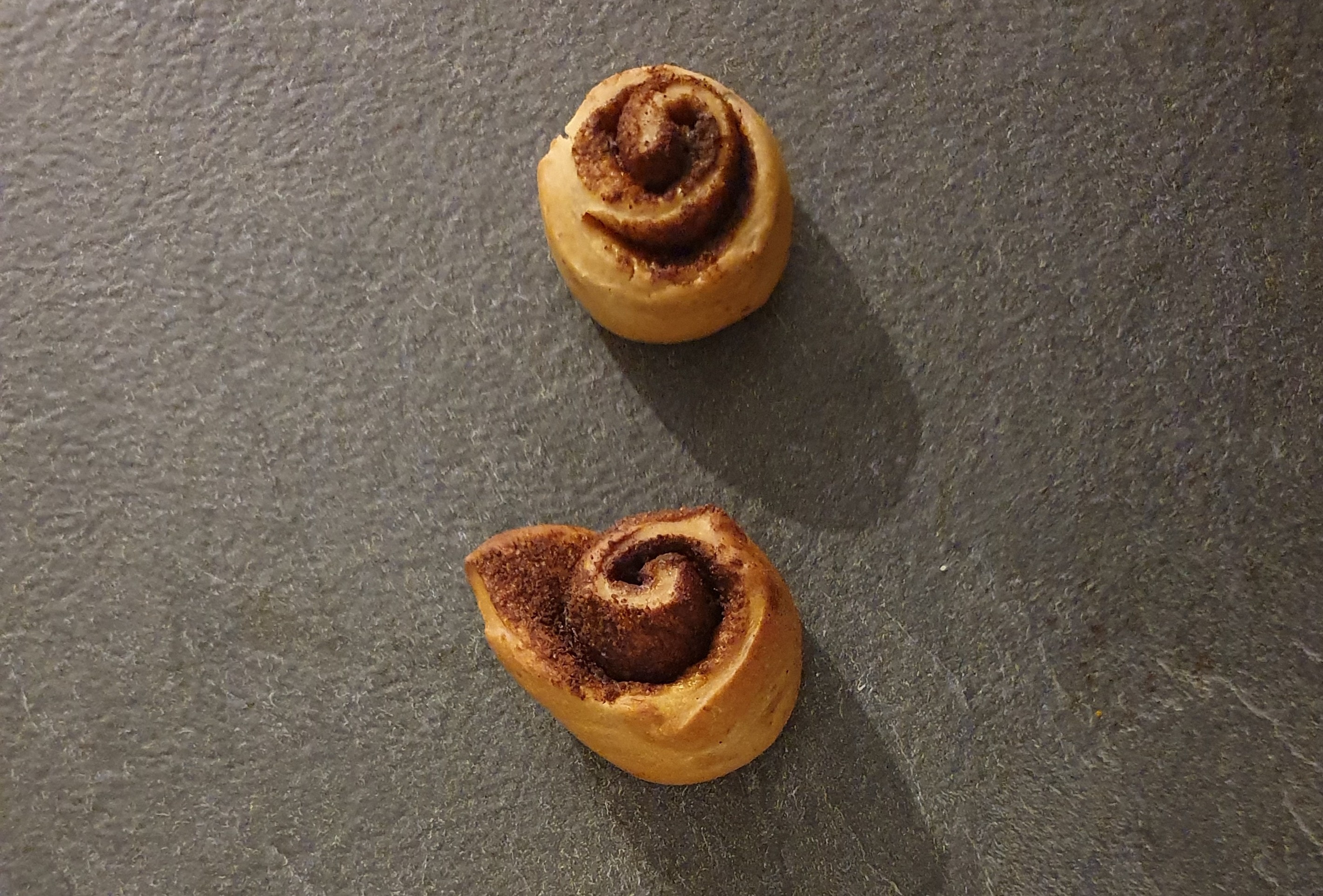 astuce penser a coller le bout des cinnamon rolls pour éviter qu'ils ne se déroulent à la cuisson