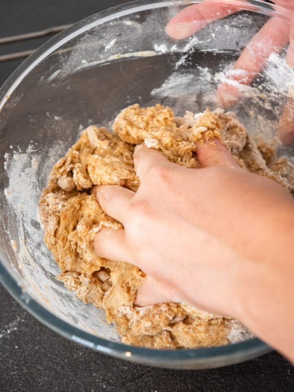 cinnamon rolls pate etape 11 pétrir la pâte jusqu'à obtenir une texture lisse et homogène