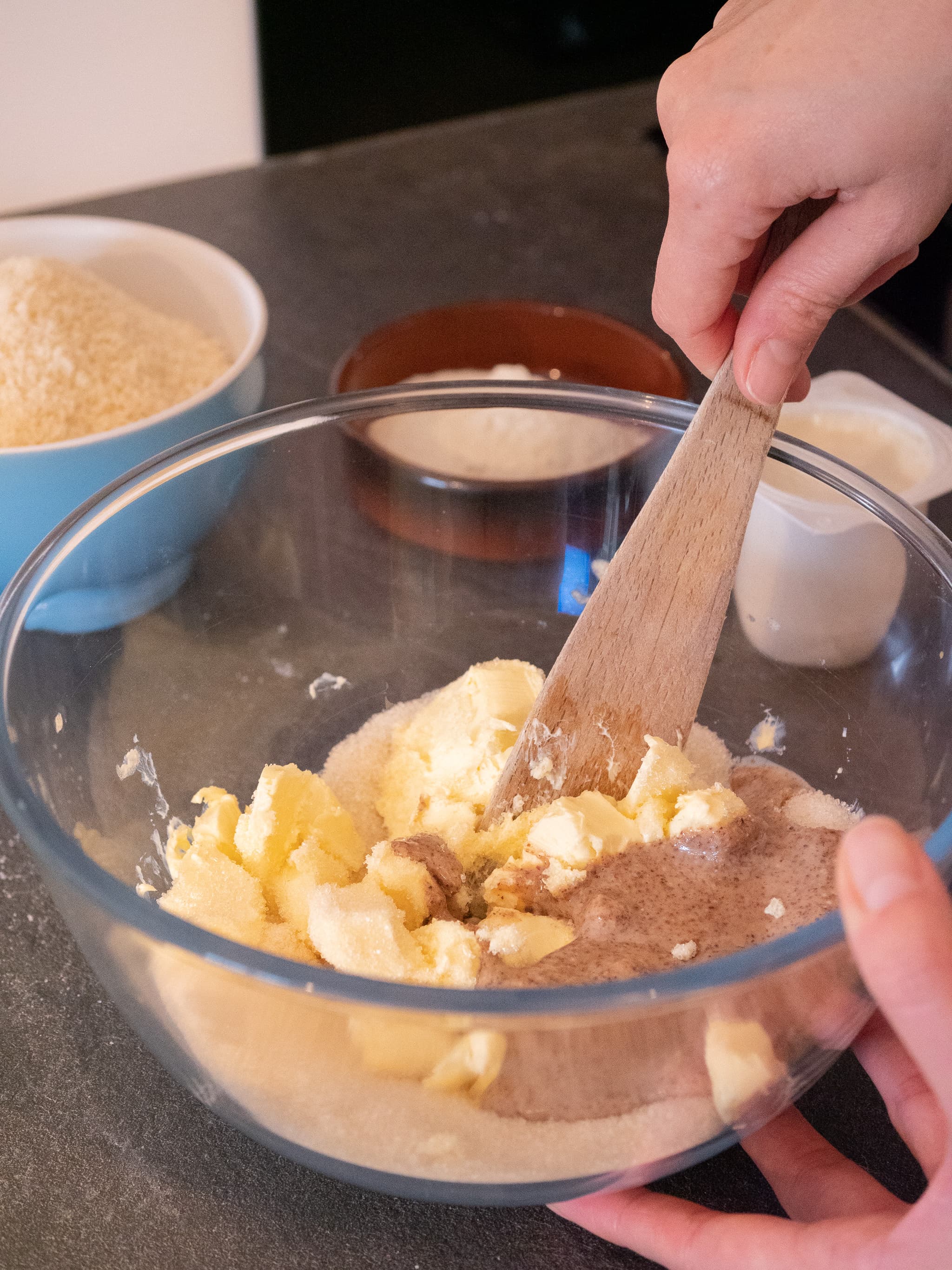 mélanger le sucre la margarine et la purée d'amande