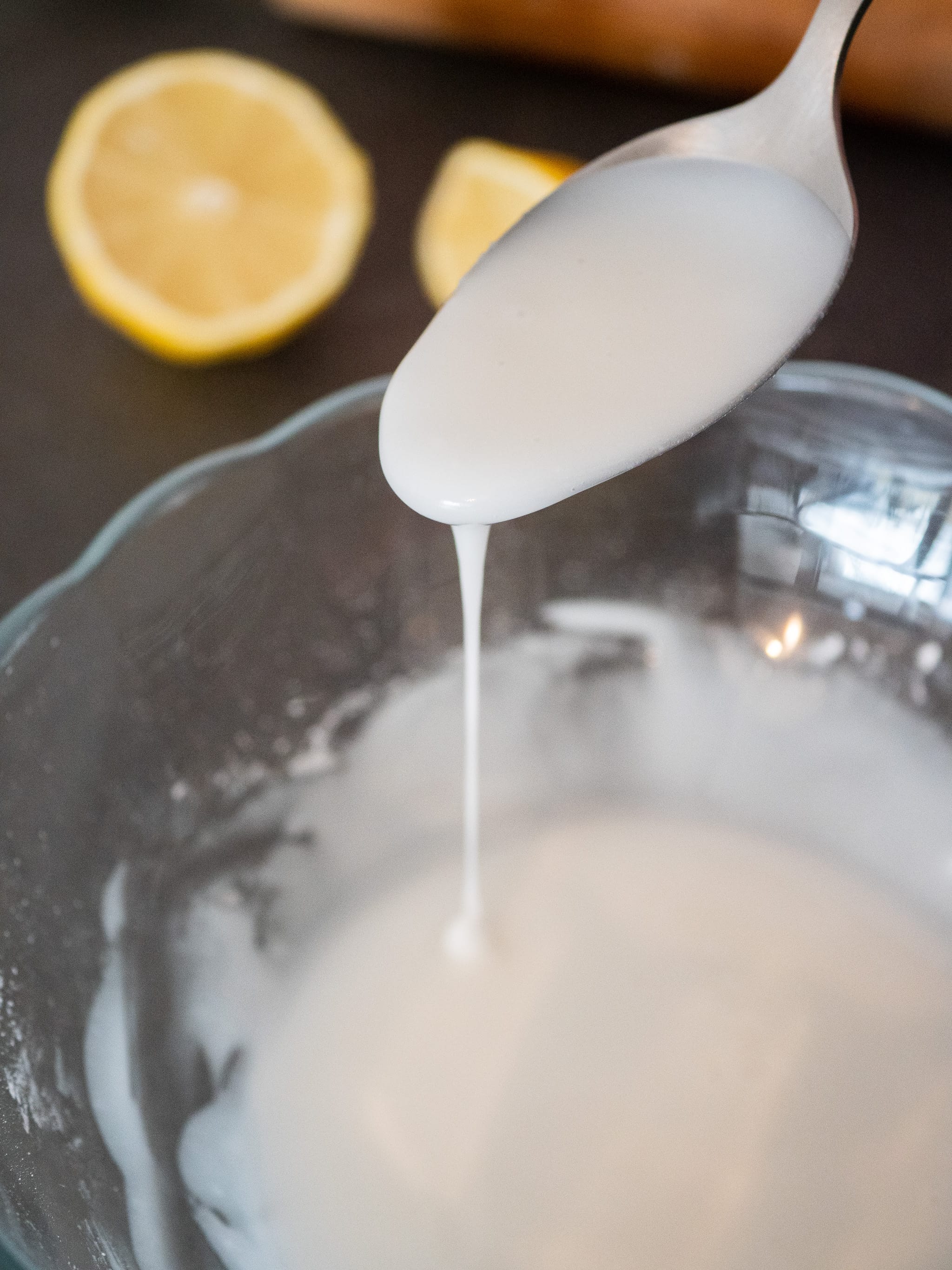 comment faire un glacage vegan facile avec de l'eau du sucre glace et du citron