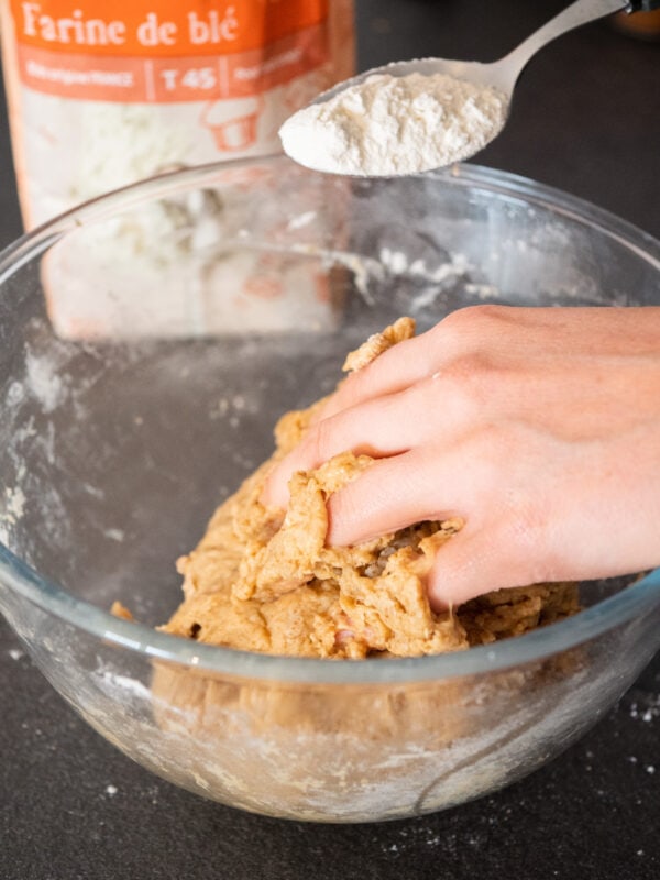 une astuce est de pétrir la pâte à une main afin de disposer de l'autre pour ajouter de la farine si nécessaire