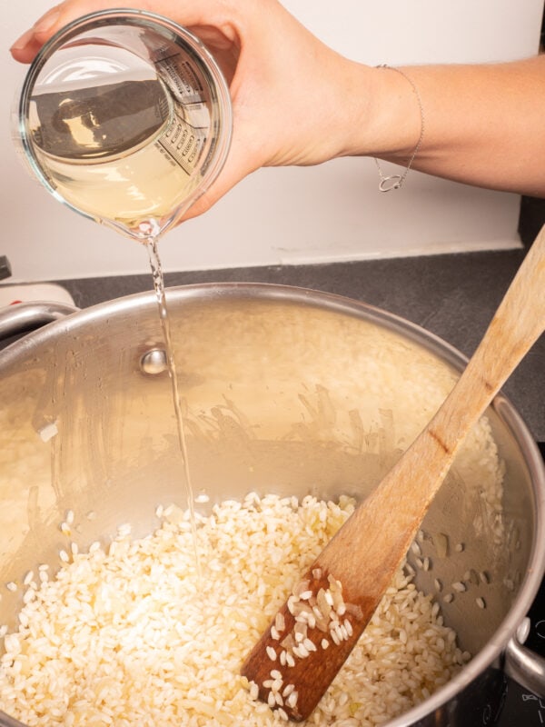 risotto champignon etape 7 déglacer au vin blanc