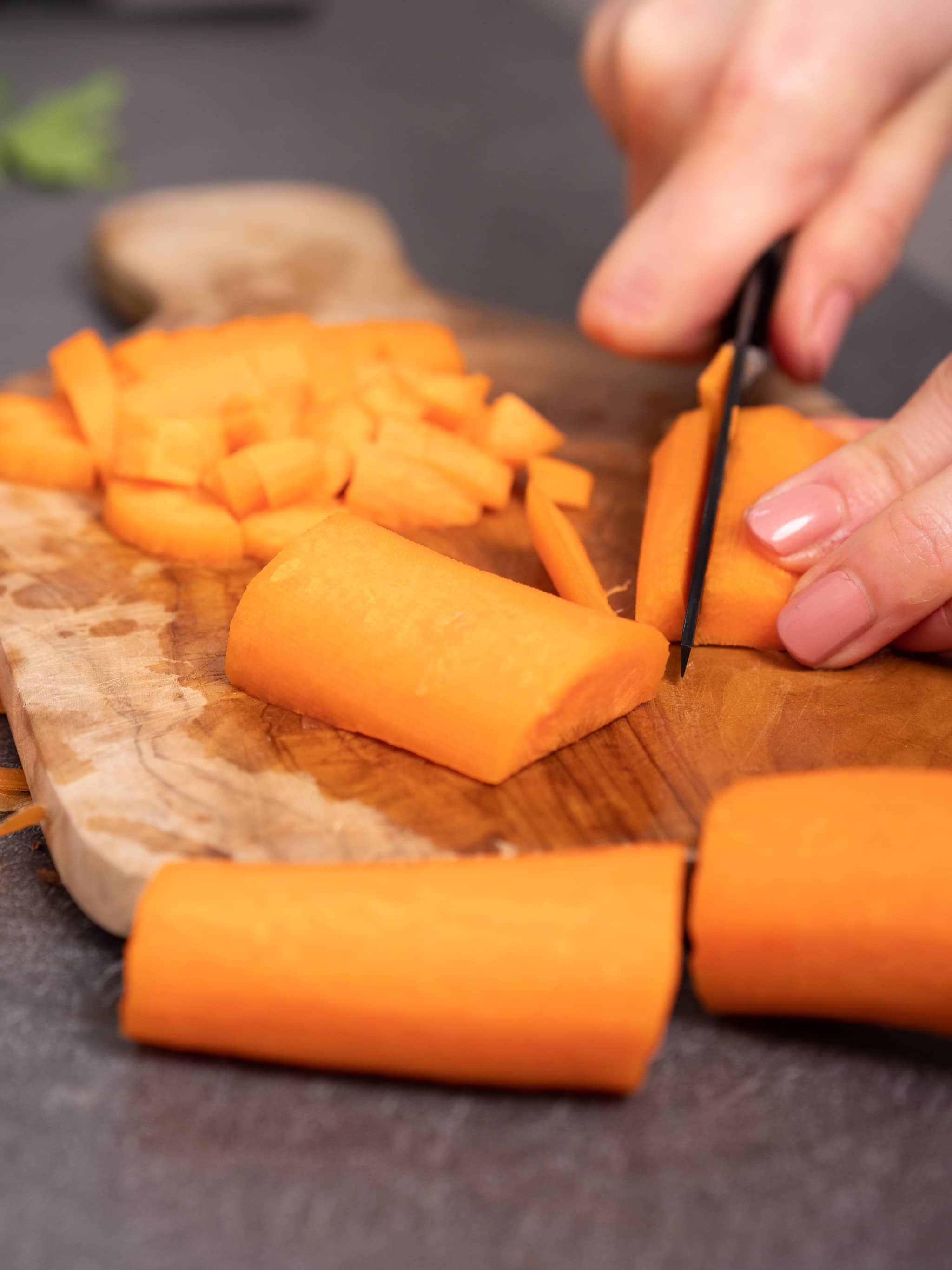 couper les carottes en petits morceaux