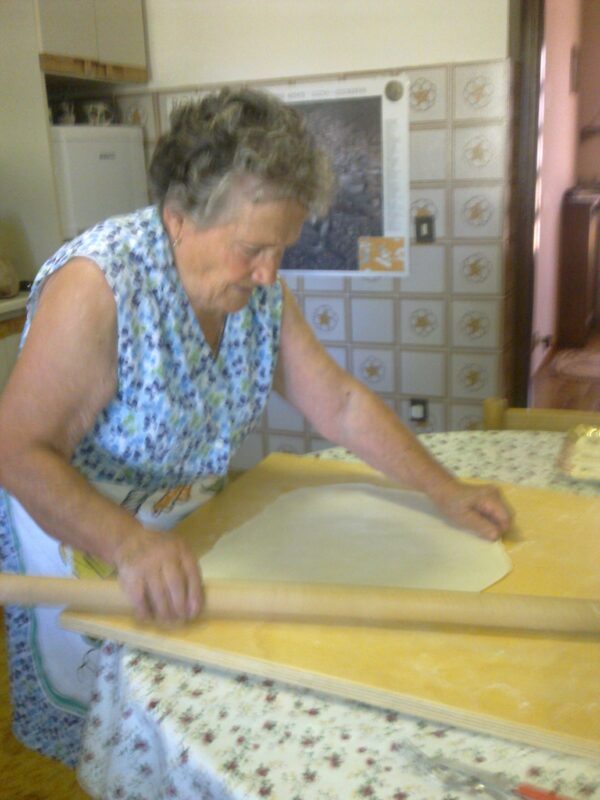 Mamma italienne préparant la pâte pour faire des lasagnes