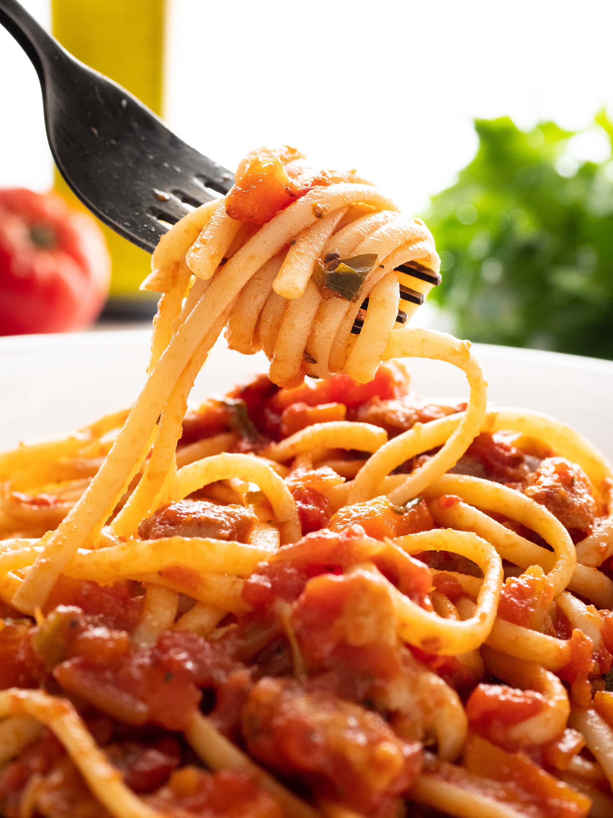gros plan sur une fourchette remplie de spaghetti à la sauce bolognaise vegan