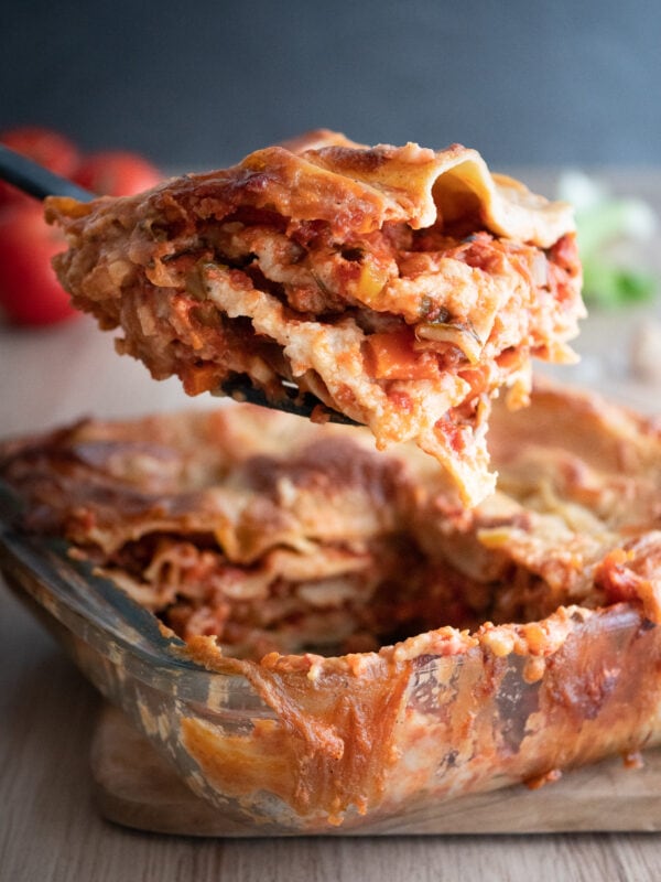 gros plan sur une part de lasagnes vegan prête à être servie