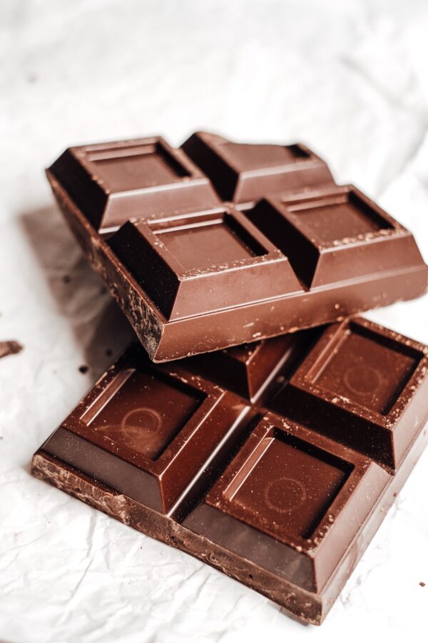 gros plan sur des carrés de chocolat noir
