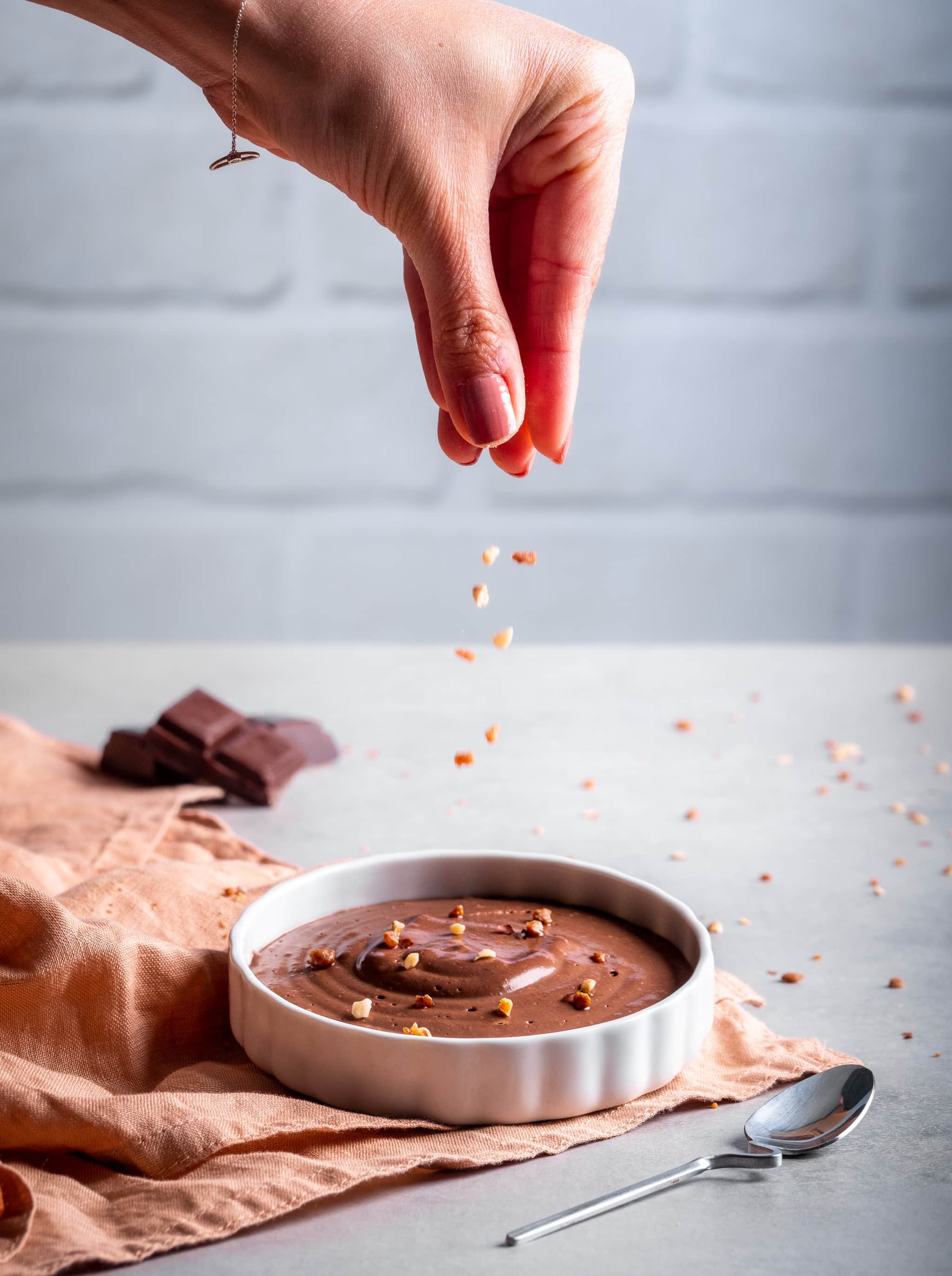 marion saupoudre de pralin une crème chocolat noisettes vegan au tofu soyeux