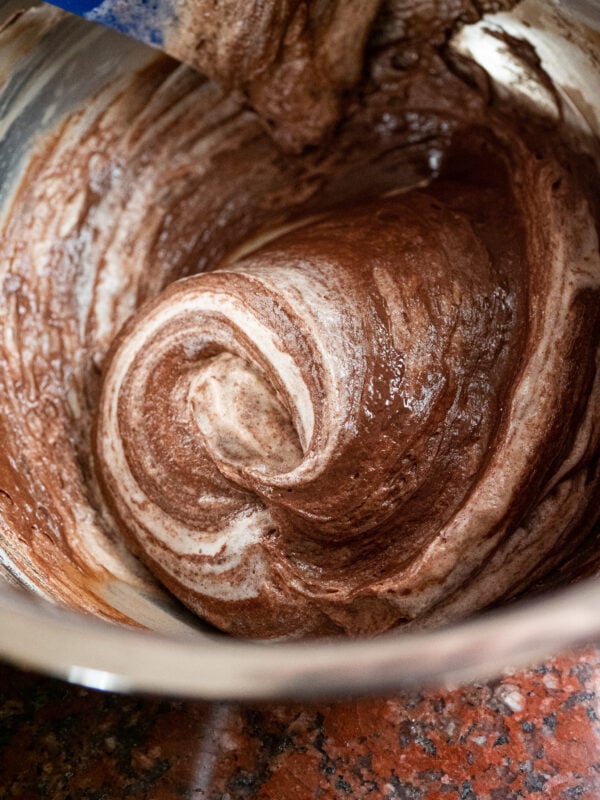 mélanger délicatement le chocolat fondu et l'aquafaba en neige