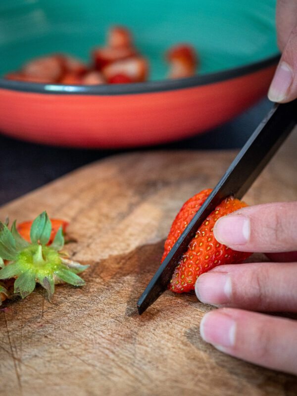 Couper les fraises en deux