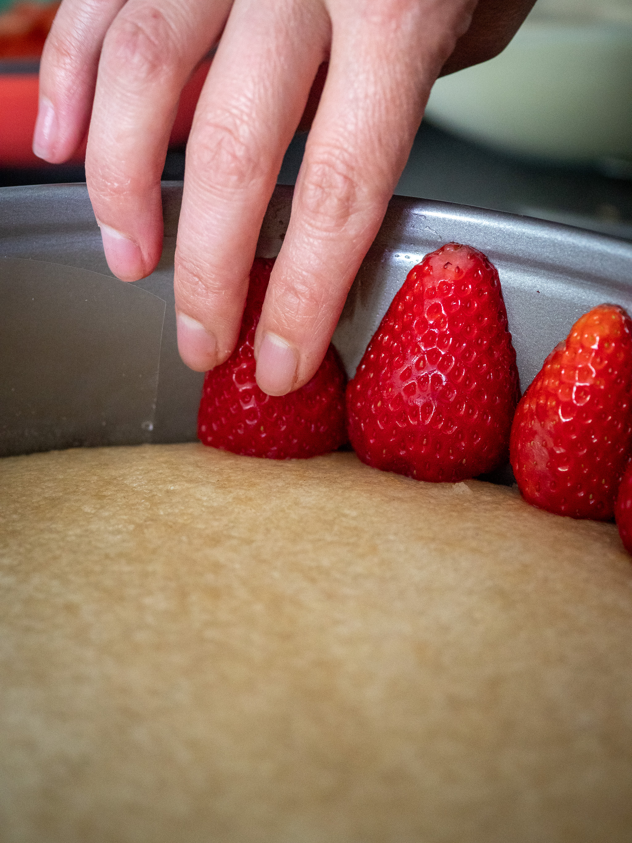 Disposer les fraises coupées sur la génoise contre le bord du moule