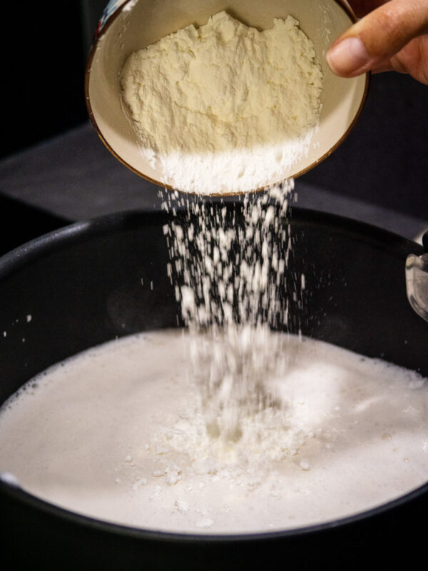 Pour la crème mousseline, mélanger le lait avec le sucre, la fécule, l'agar-agar, l'arôme vanille