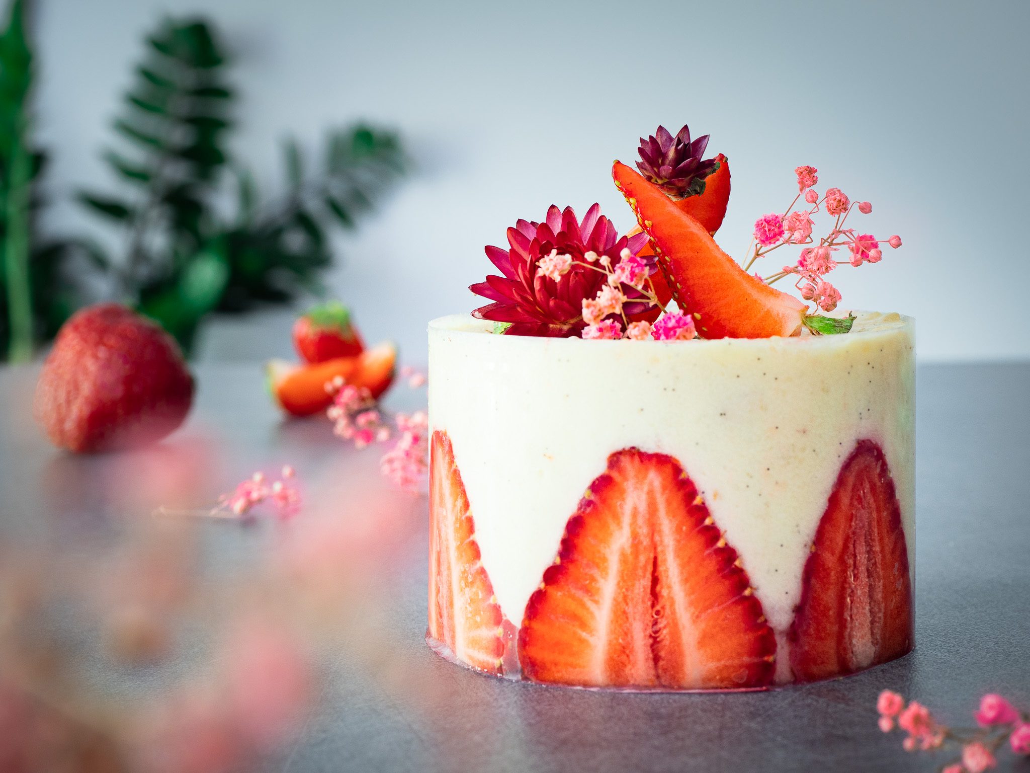 une décoration de fraisier vegan champêtre avec des fleurs et des fraises sur le dessus