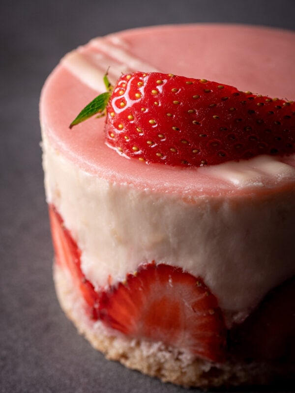 une simple pate d'amande avec un trait de chocolat blanc vegan et une fraise et une très belle décoration de fraisier idéal pour un anniversaire