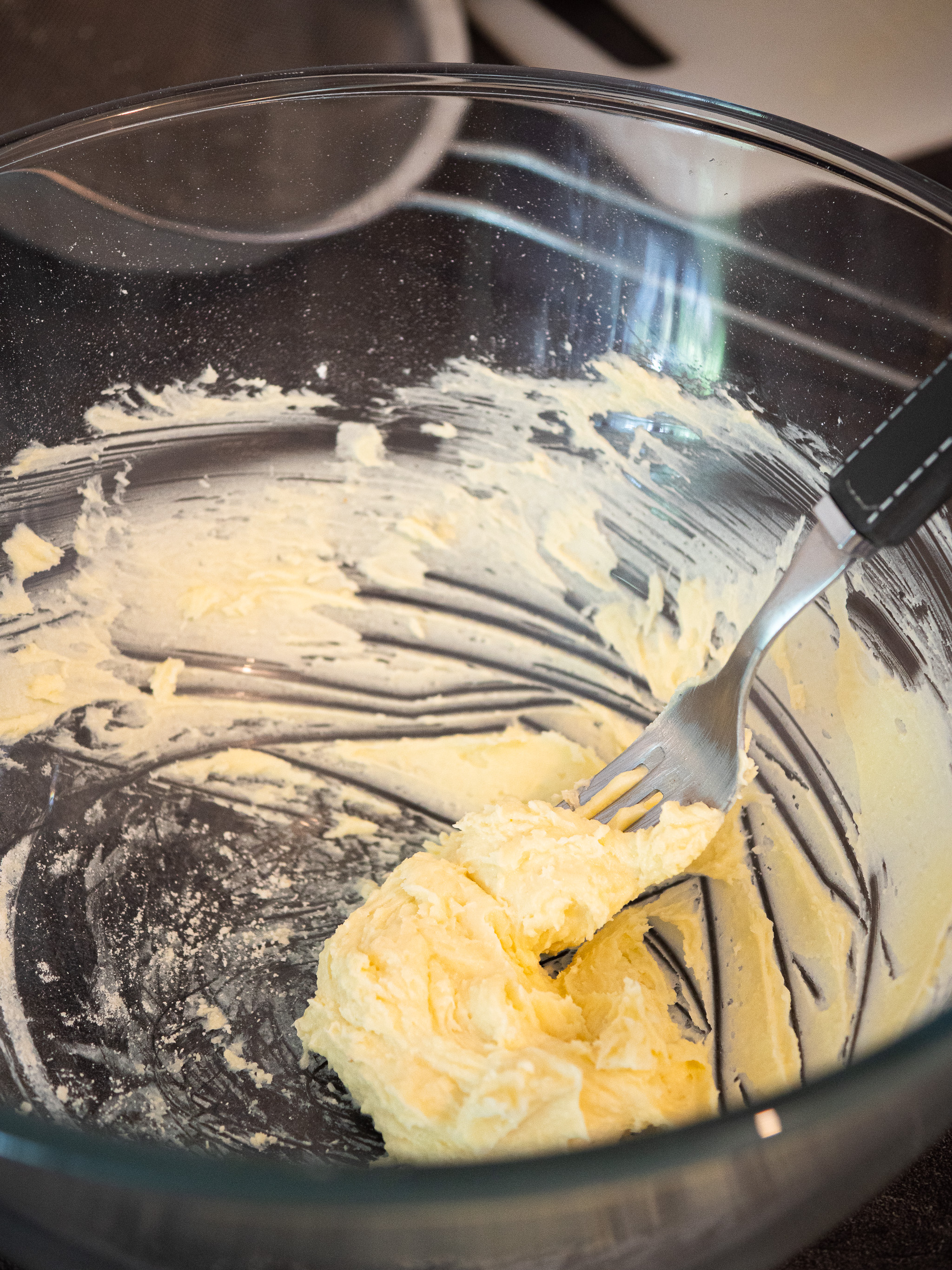 réaliser le crémage avec la margarine, le sucre, la poudre d'amande et le sel