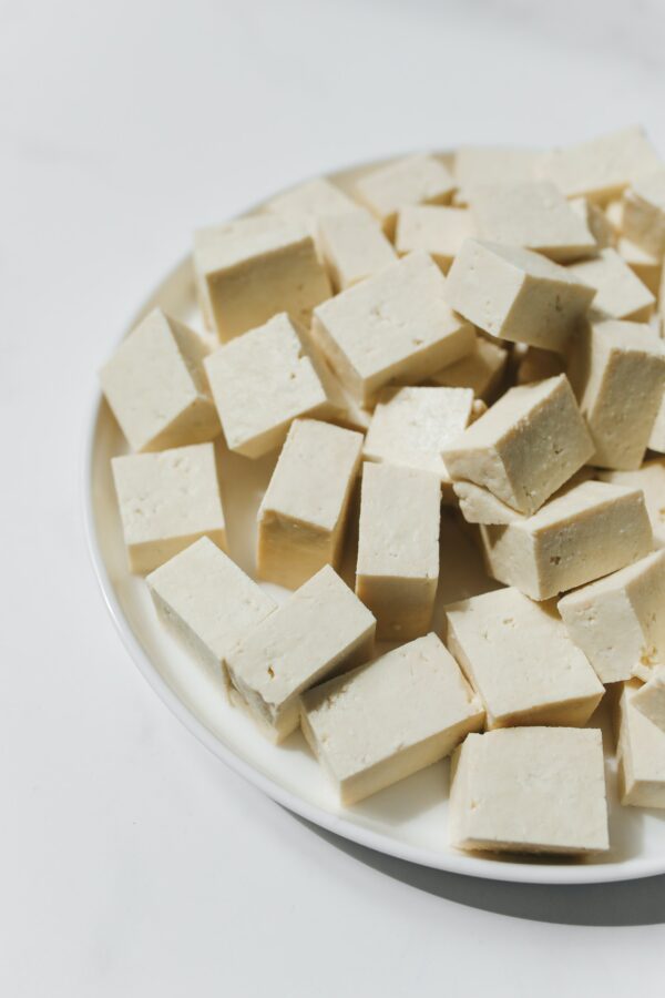 une assiette contenant des cubes de tofu ferme