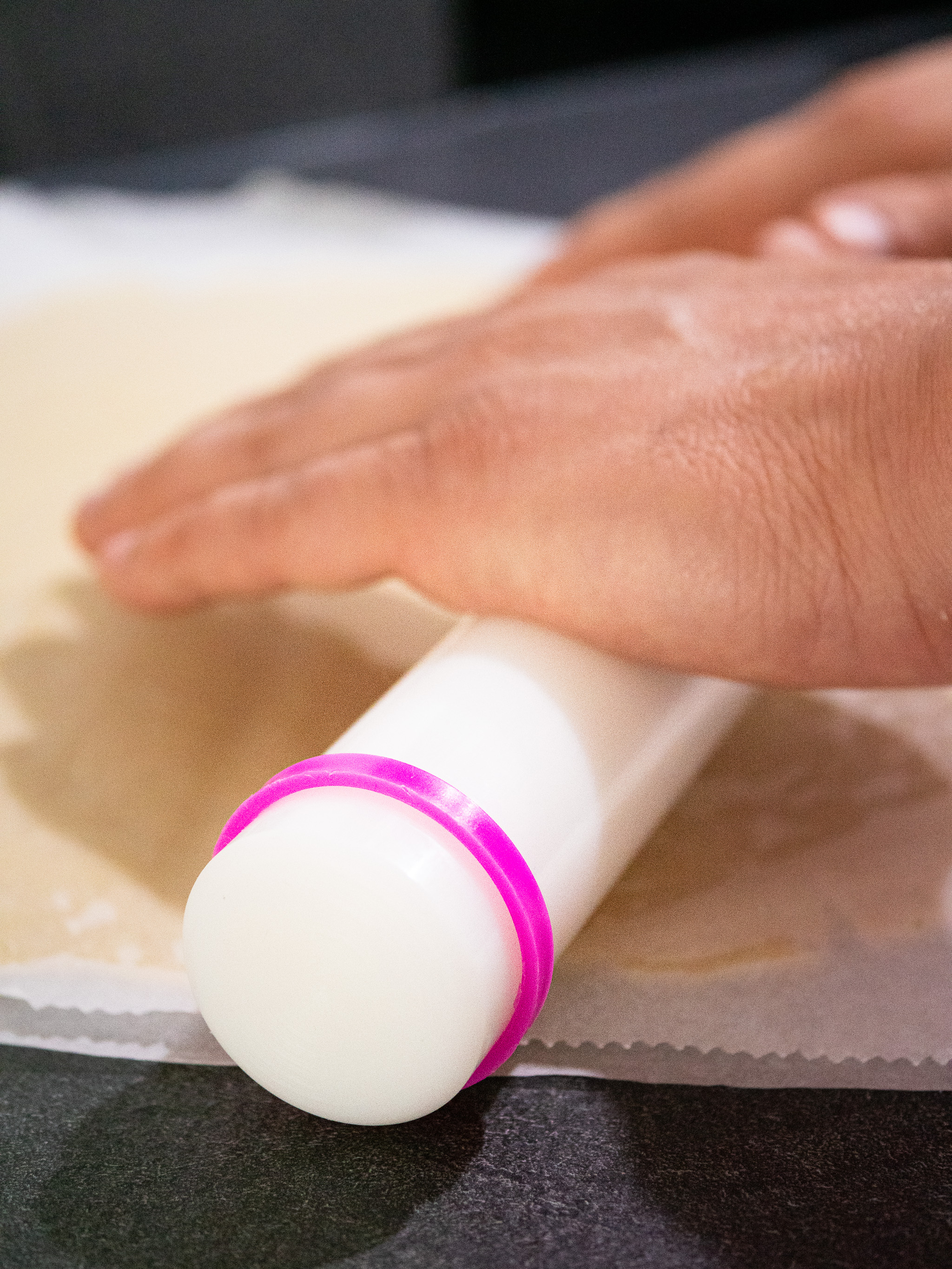 Jérémy utilise un rouleau à pâtisserie avec des réglettes permettant d'abaisser sa pâte sablée vegan de façon régulière