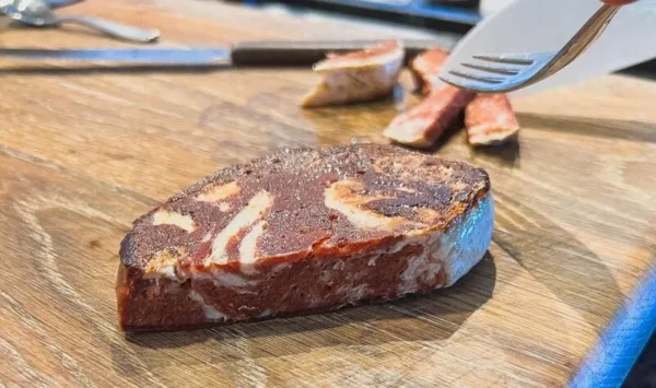 un steak végétal Misteak grillé de la marque Urbani Foods