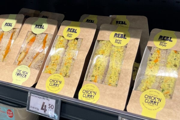 des sandwichs vegan dans les rayons d'un supermarché de Finalnde