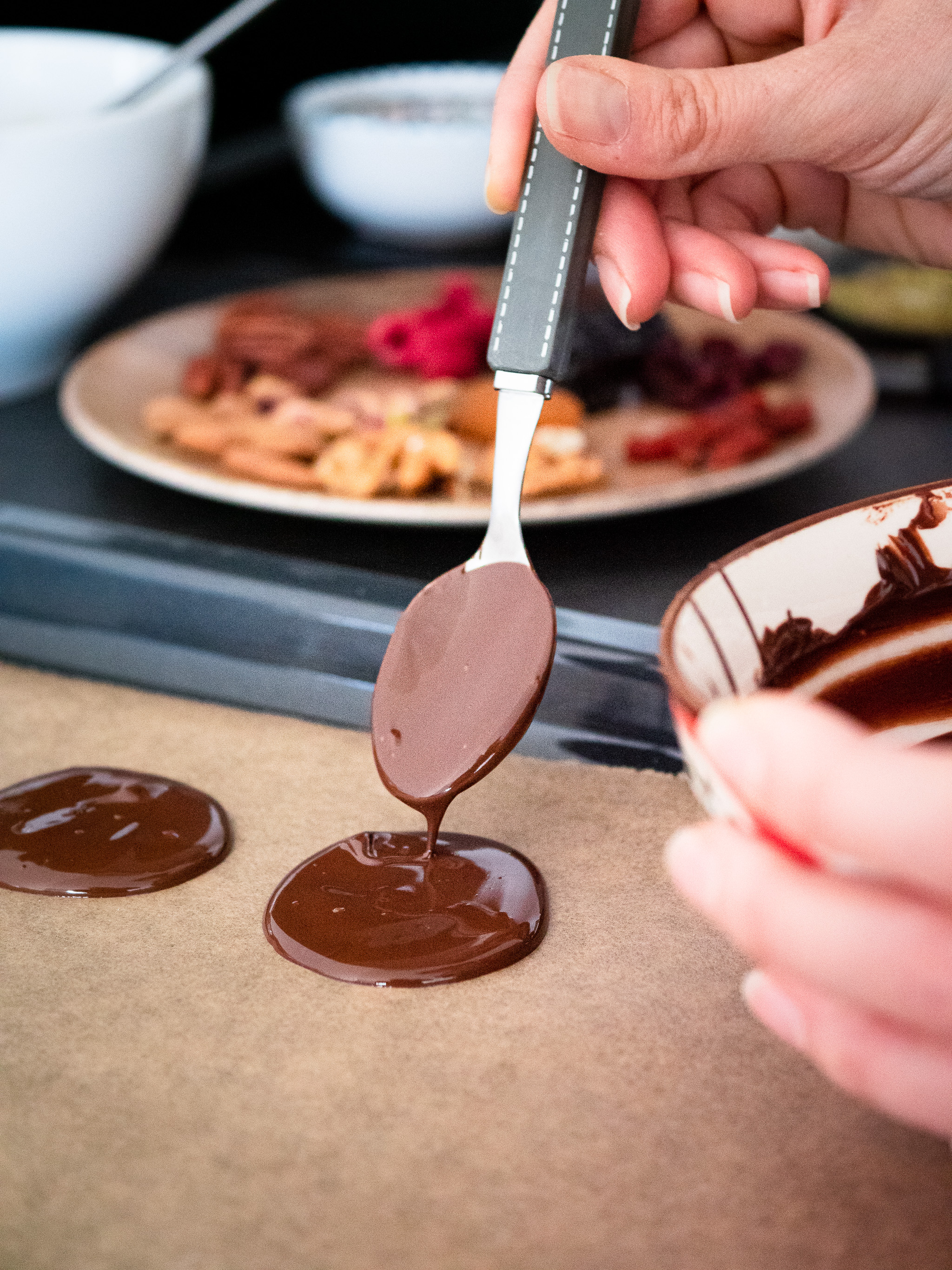 pour faire des mendiants, il suffit de couler du chocolat fondu en disque avant de les garnir de fruits et fruits à coque