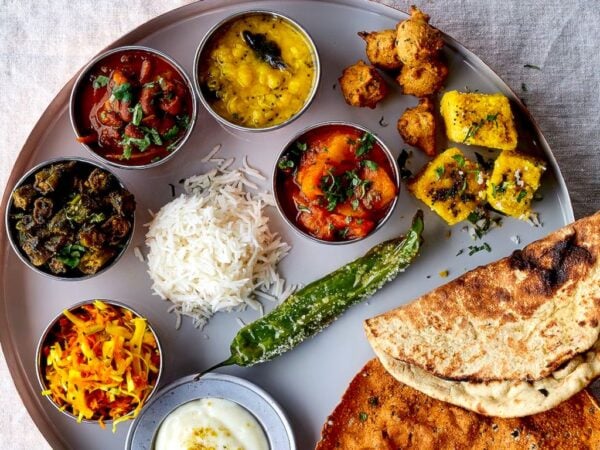 un plateau indien composé uniquement de plats vegans
