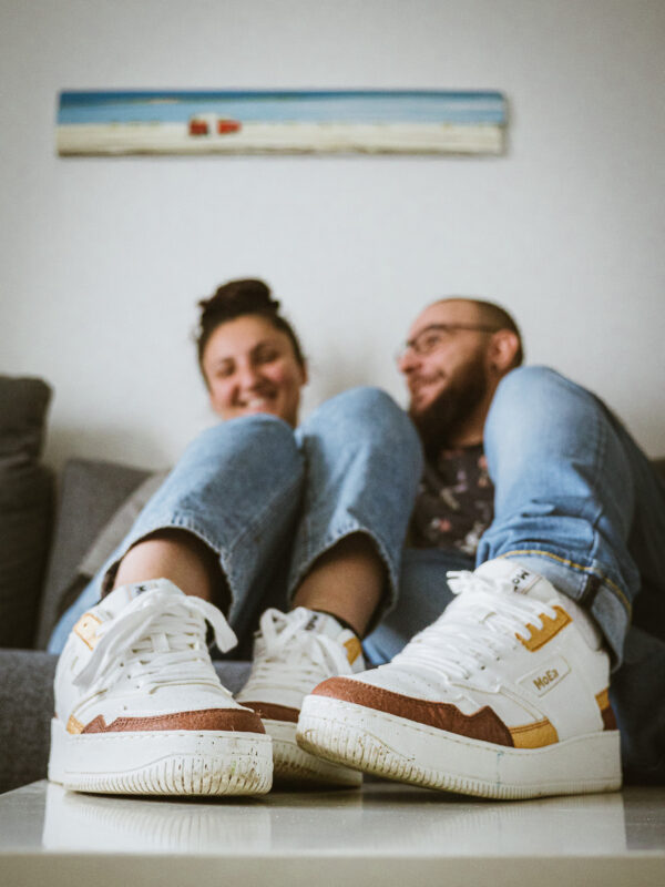 marion et jeremy portent tous les deux des baskets vegan de la marque MoEa en cuir de raisin et cuir d'ananas