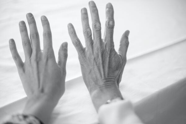 la main d'une jeune fille comparée à la main de sa grand-mère