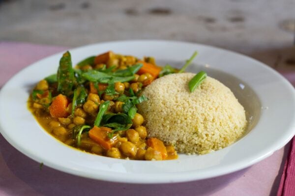 une portion de couscous avec un curry de pois chiches vegan