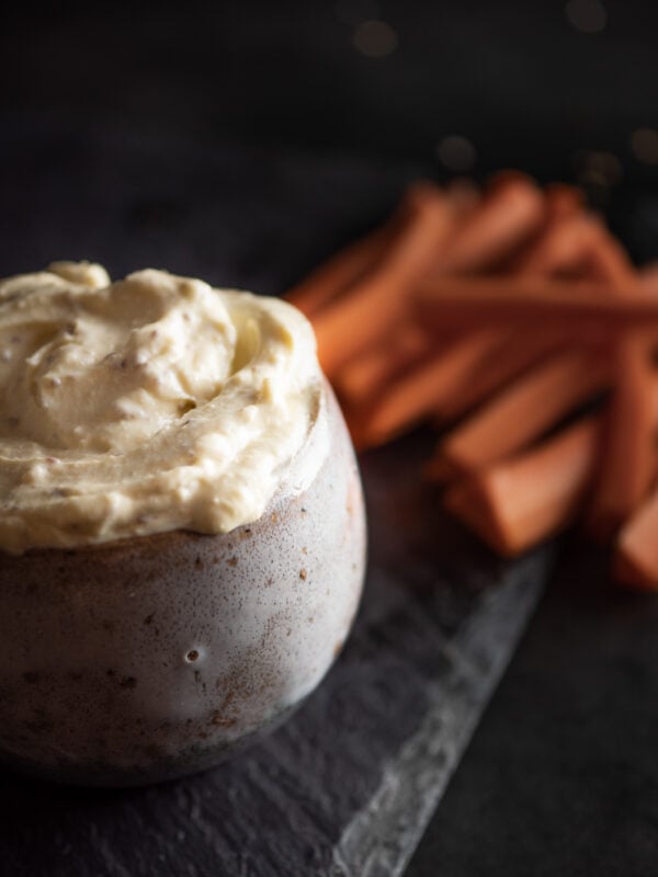 mayonnaise vegan maison servie dans un bol avec des bâtonnets de carotte