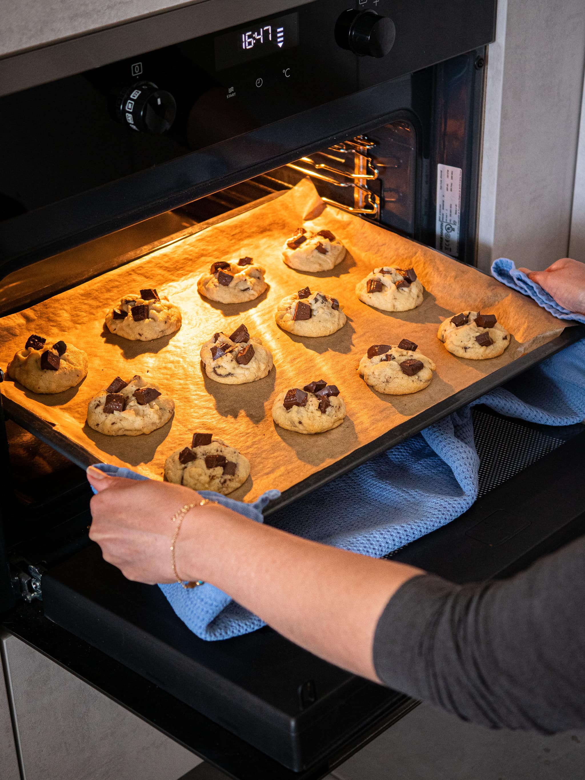 Stopper la cuisson lorsque les cookies sont légèrement dorés sur l’extérieur