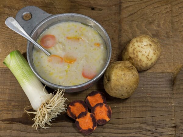 une soupe de poireaux pommes de terre à l'ancienne avec des carottes