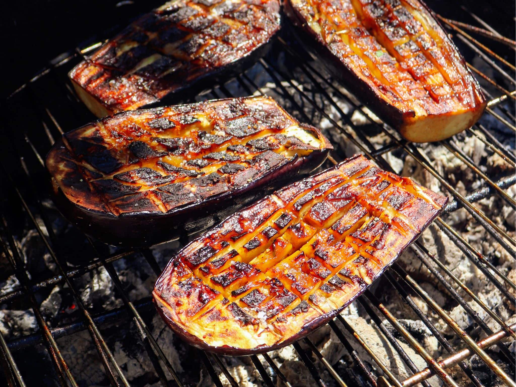 des aubergines grillées au barbecue pour obtenir un goût fumé, idéal en été