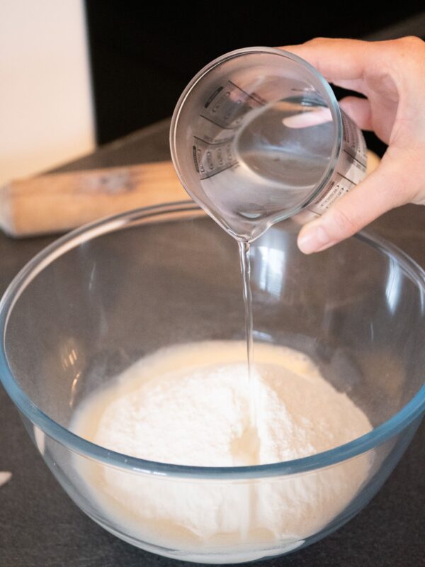 Ajouter l’eau à la farine et l'huile petit à petit en mélangeant constamment