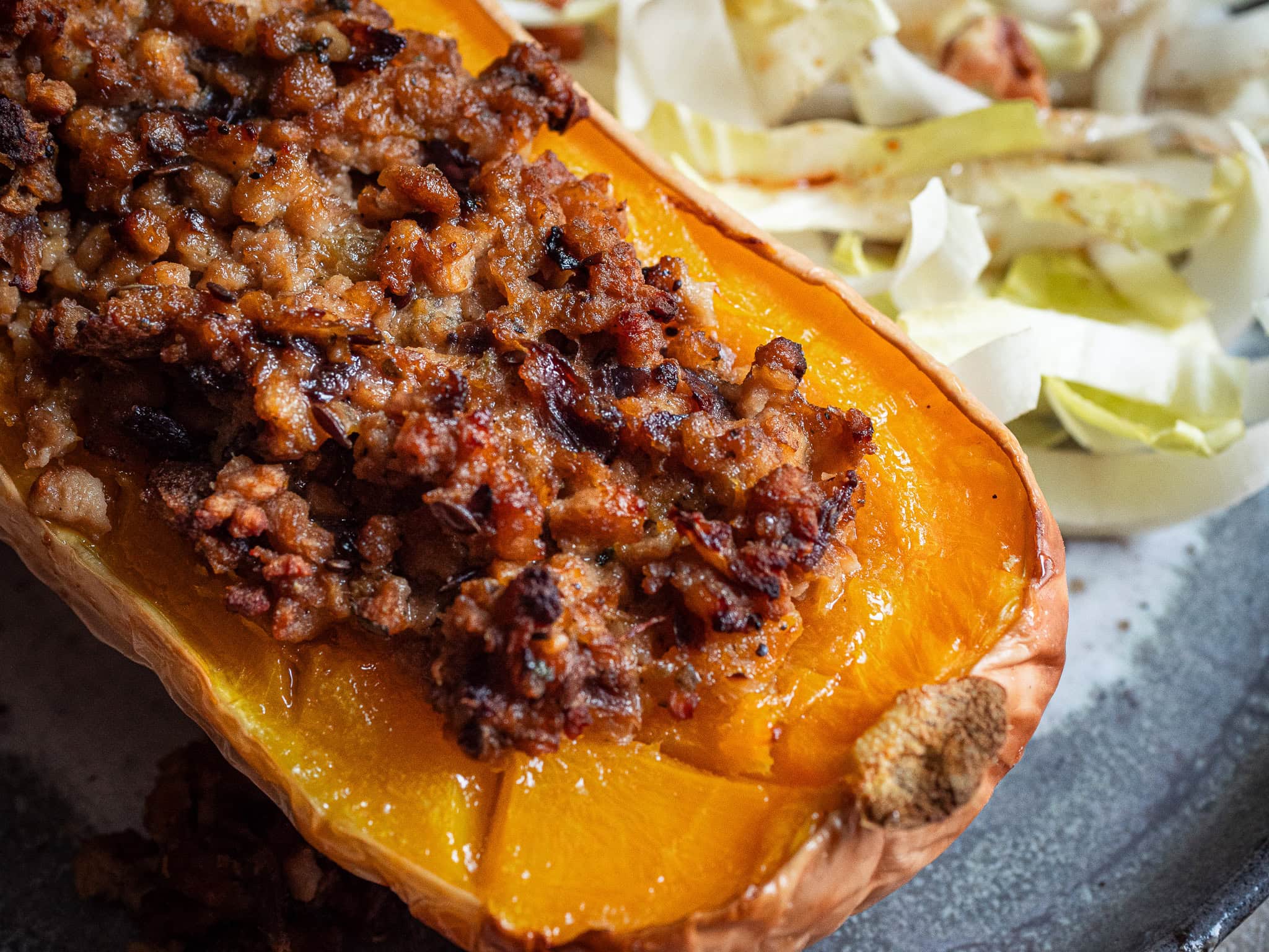 une courge butternut farcie vegan avec une farce aux protéines de soja texturées et une salade d'endives